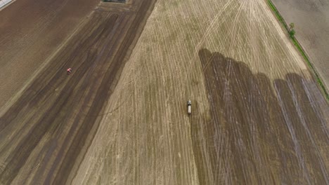 Vista-Aérea-Del-Campo-Rural-Y-Del-Tractor