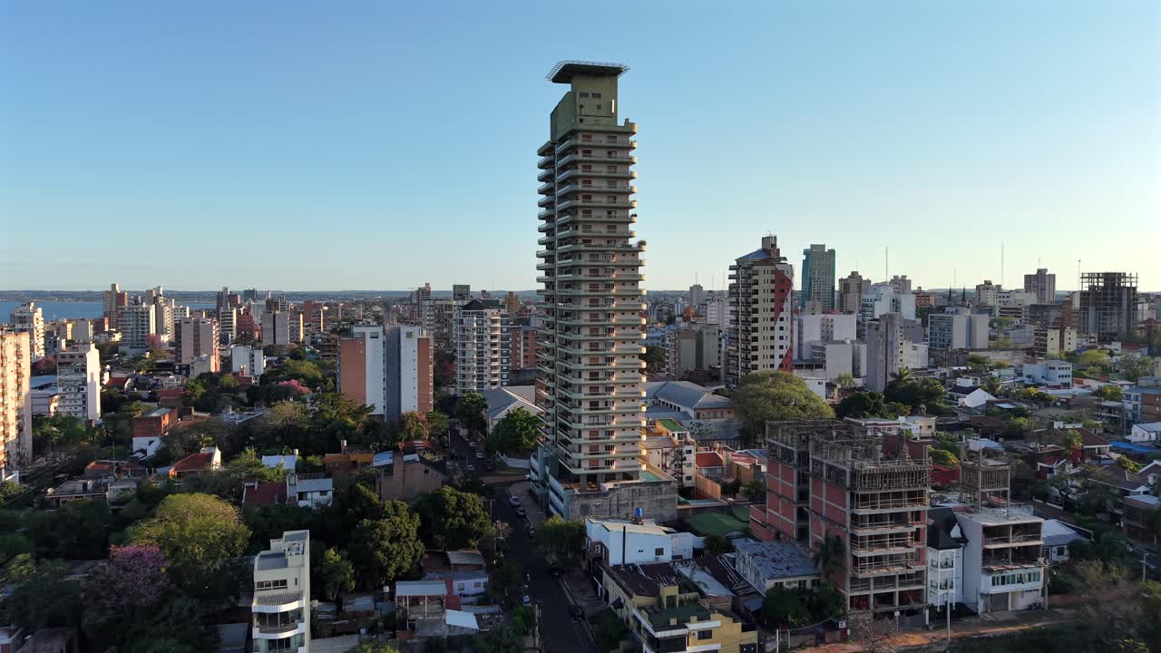 Vista aérea do horizonte de Posadas com uma alta torre residencial com um heliponto na cobertura, Misiones, Argentina