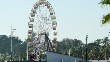 noria en la costa de una ciudad durante una mañana soleada