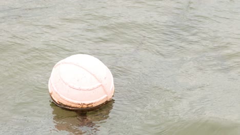 una boya flotando y a la deriva en el agua