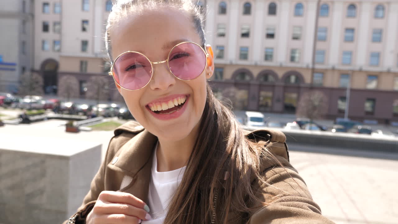 mujer feliz tomando selfies en la ciudad