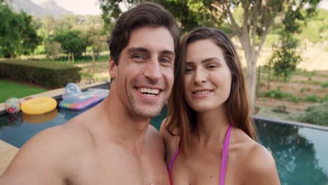una feliz pareja caucásica disfrutando del tiempo juntos