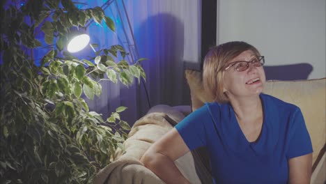 mujer relajándose en casa por la noche