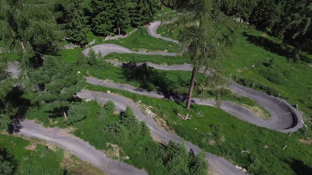 tiro de drone de un ciclista de montaña