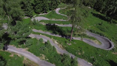 Tiro-De-Drone-De-Un-Ciclista-De-Montaña