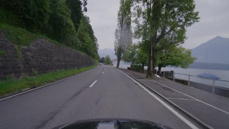 從thun到interlaken的車道在雨中