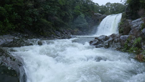 Vista-Encantadora-De-La-Cascada-De-La-Piscina-De-Gollum,-Una-Maravilla-Natural-De-Tranquila-Belleza.