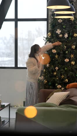 mujer decorando un árbol de navidad en una acogedora sala de estar
