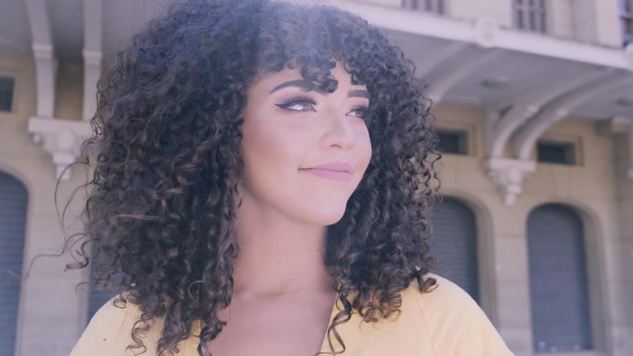 곱슬 머리카락 을 가진 여자 의 초상화