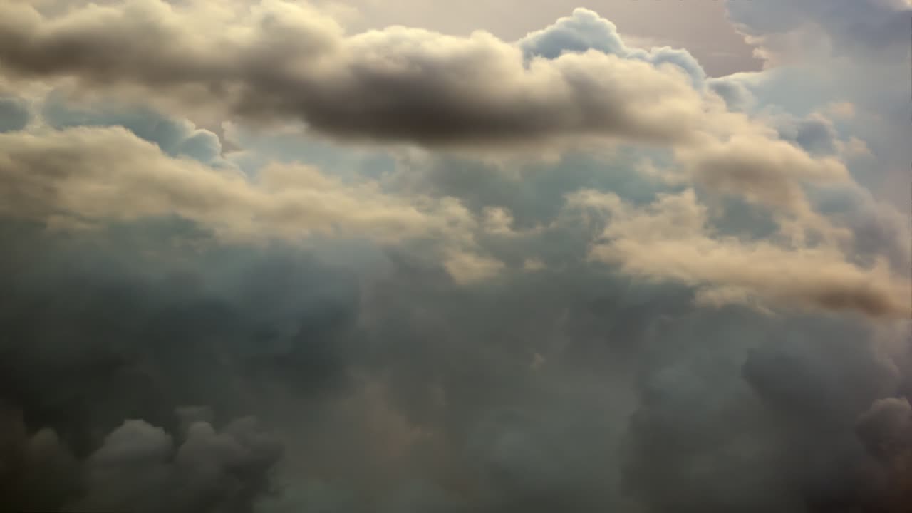 dramático lapso de tiempo de nubes cumulonimbus moviéndose rápido