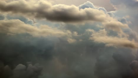 Dramatischer-Zeitraffer-Von-Sich-Schnell-Bewegenden-Cumulonimbus-Wolken