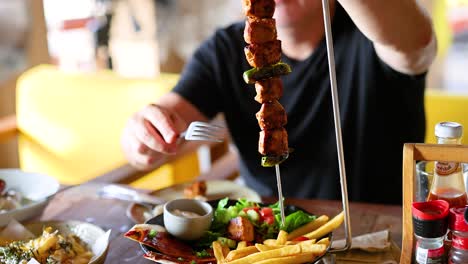 disfrutando de carne picada y papas fritas en el restaurante