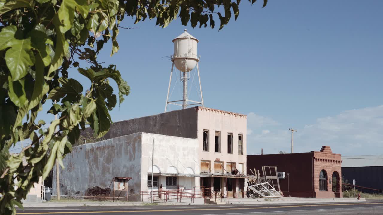 ciudad fantasma abandonada con torre de agua