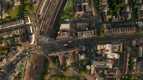 Toma-Aérea-De-Arriba-Hacia-Abajo-Sobre-La-Estación-De-Tren-De-Kentish-Town-En-Londres