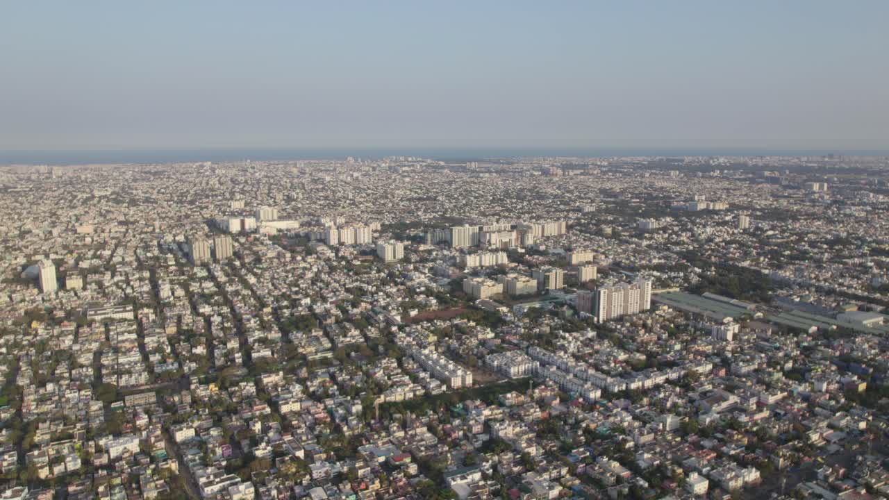 toda la ciudad de chennai se puede ver desde el aire, junto con el mar