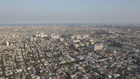 Toda-La-Ciudad-De-Chennai-Se-Puede-Ver-Desde-El-Aire,-Junto-Con-El-Mar