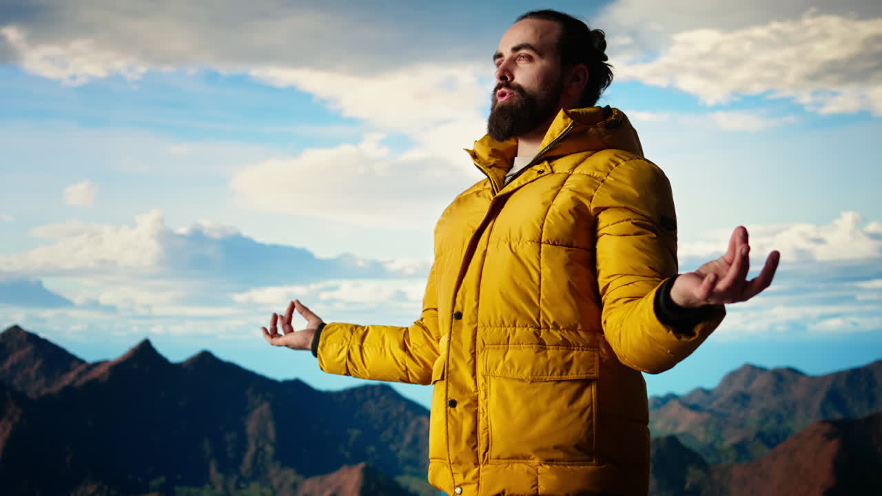 buscador de aventuras haciendo una postura de meditación en la cima de la montaña