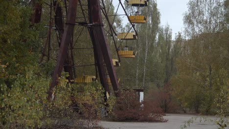 Old-And-Rusty-Ferris-Wheel----tilt-up-shot