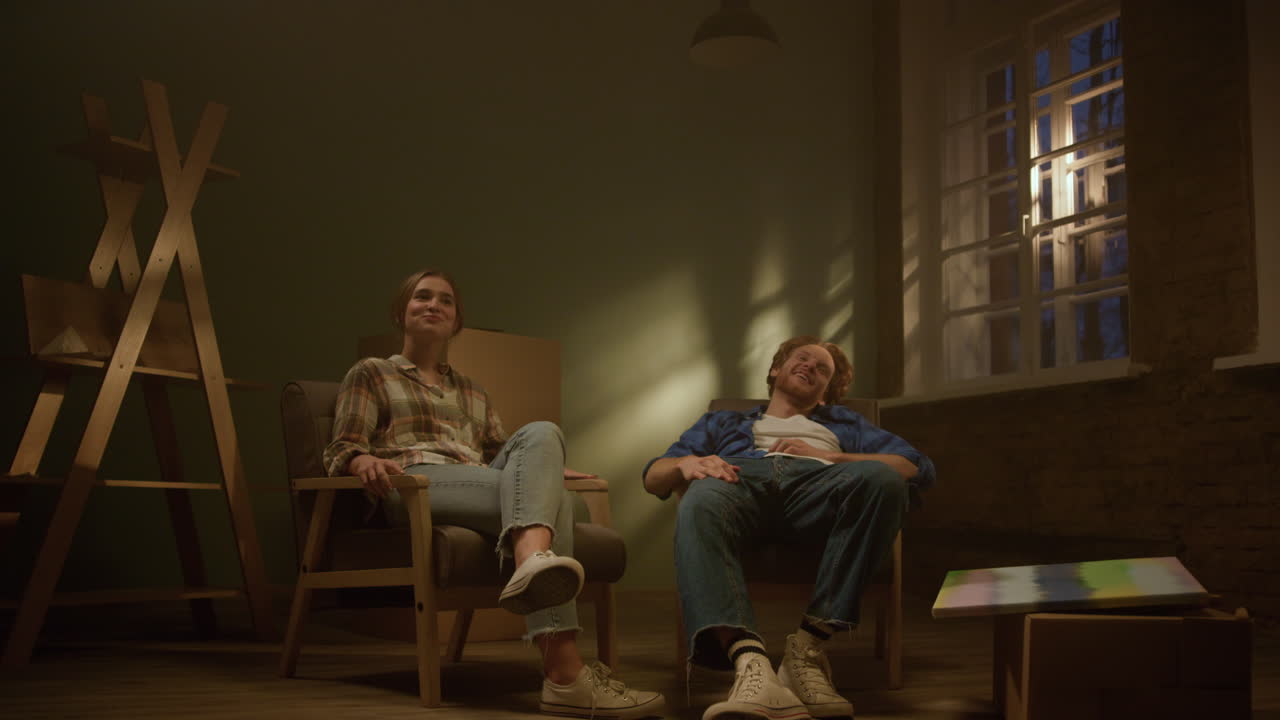 집 수리 후 행복한 가족 휴식. 집 내에서 집 수리를 즐기는 커플.