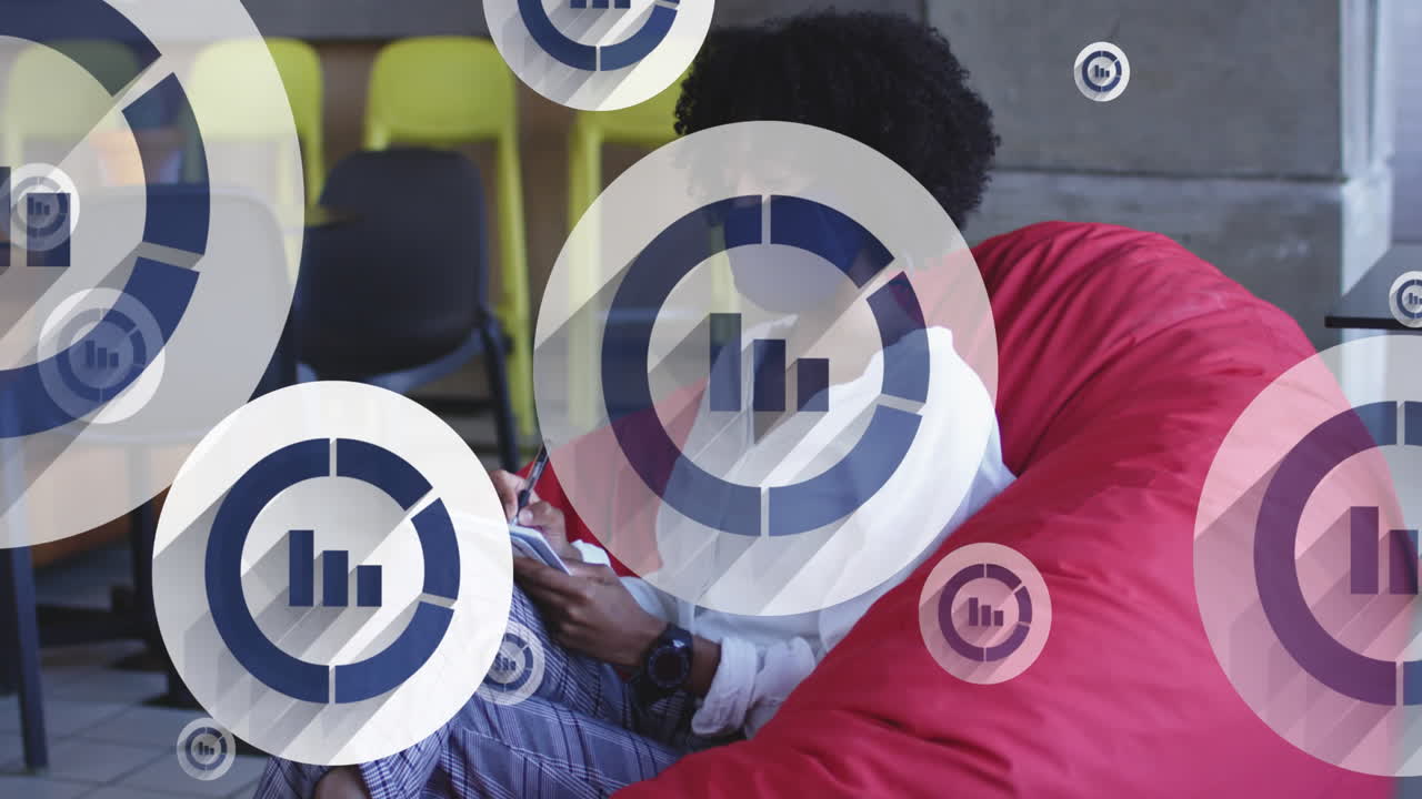 iconos digitales flotando contra una mujer afroamericana con máscara facial tomando notas en la oficina