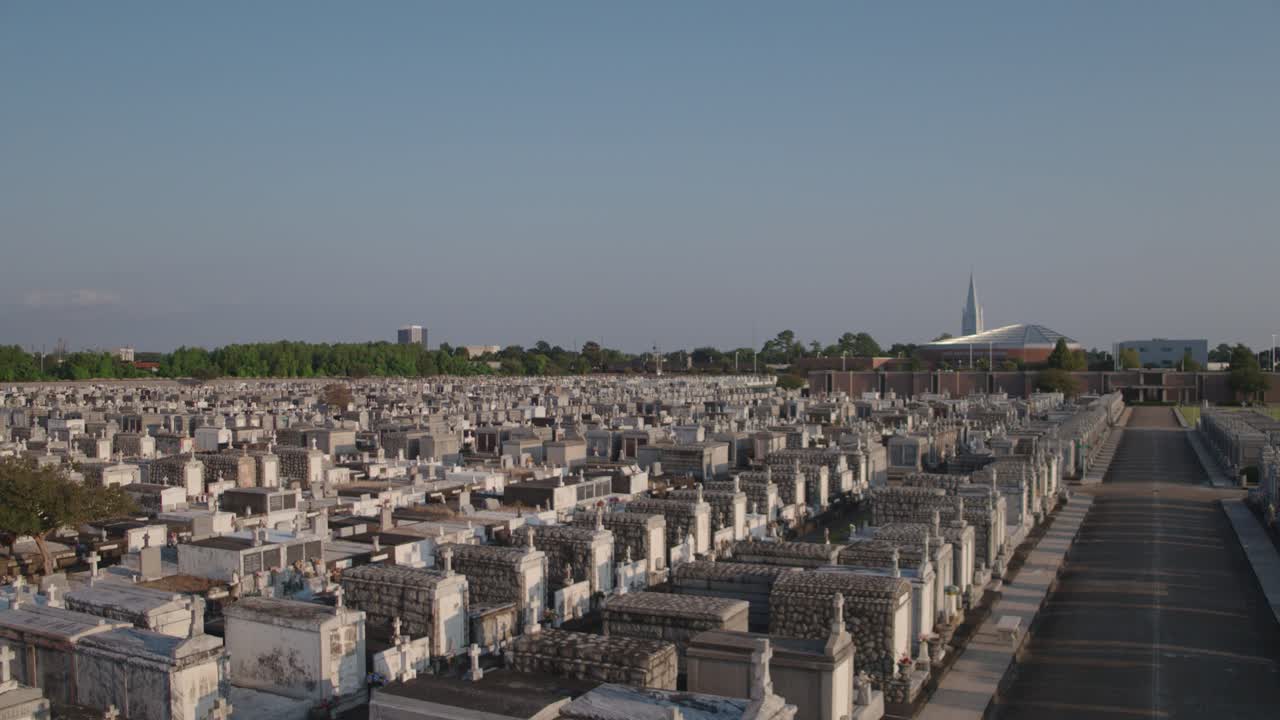 Tarihi New Orleans Mezarlığı Mozoleleri üzerinde drone çekimi.