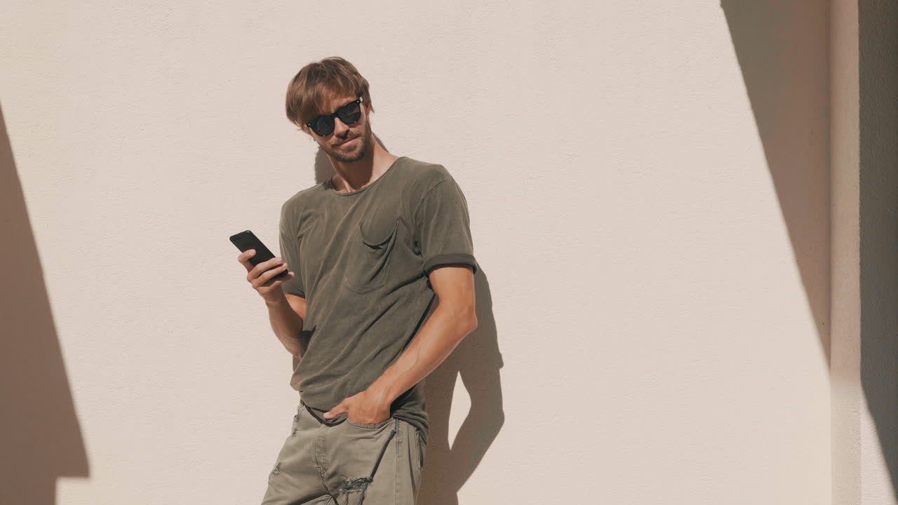 Uomo che utilizza smartphone all'aperto