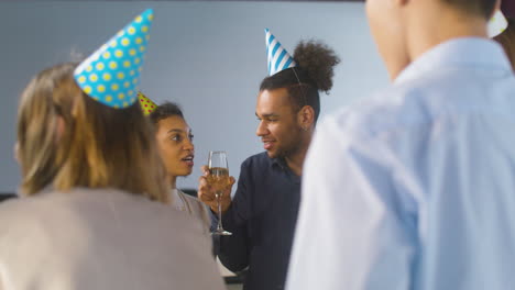 Glückliche-Multiethnische-Kollegen,-Die-Mit-Champagner-Und-Wein-Anstoßen-Und-Auf-Der-Büroparty-Trinken