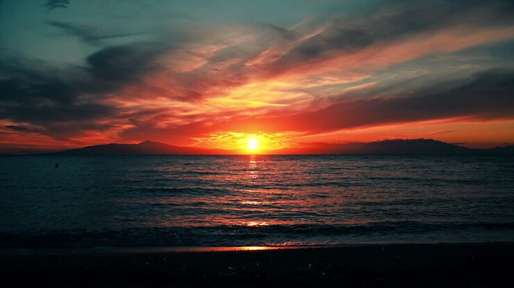 Timelapse del tramonto in Grecia. Costa del Mar Egeo, onde, nuvole