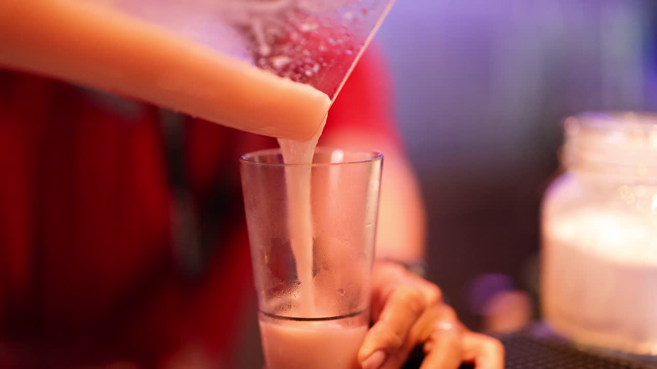 활기찬 환경에서 음료 준비