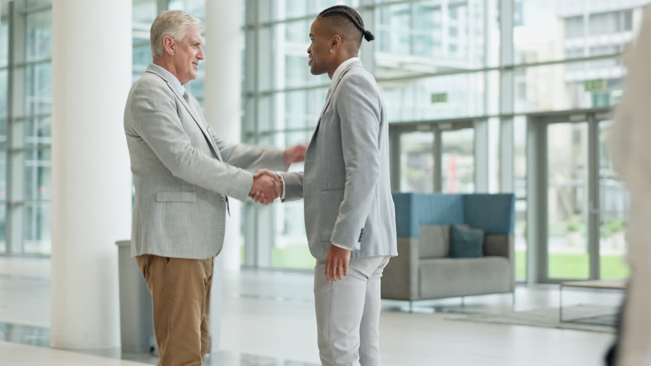 Vista superior, corporativo ou homens com aperto de mão