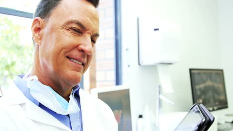dentista que usa una tableta digital