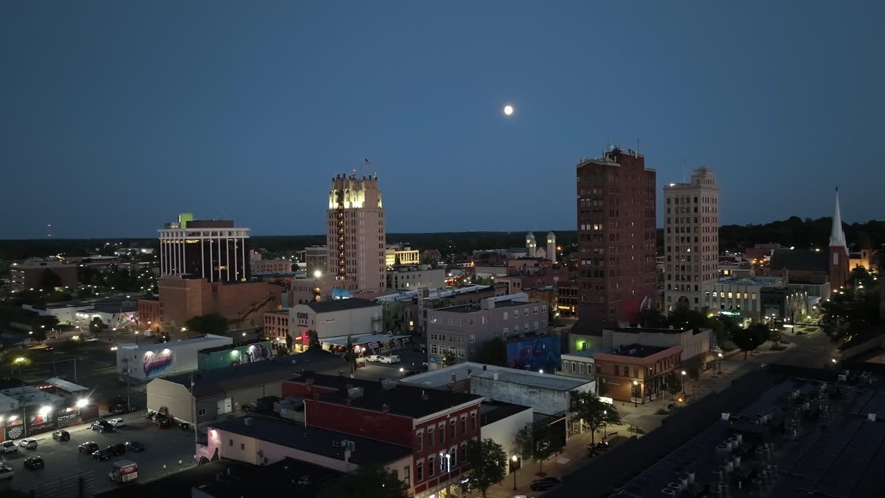 잭슨, 미시간 다운타운 밤에 드론 비디오 서클