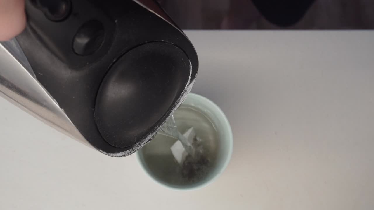 주전자의 뜨거운 물을 주전자에 붓는 것