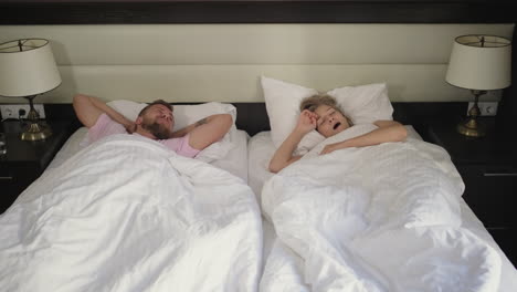 pareja durmiendo en la cama