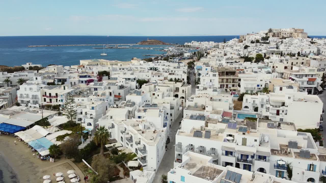 naxos, grecia, vista aérea de las tradicionales casas blancas de la aldea en un hermoso día