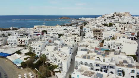 Naxos,-Grecia,-Vista-Aérea-De-Las-Tradicionales-Casas-Blancas-De-Pueblo-En-Un-Hermoso-Día