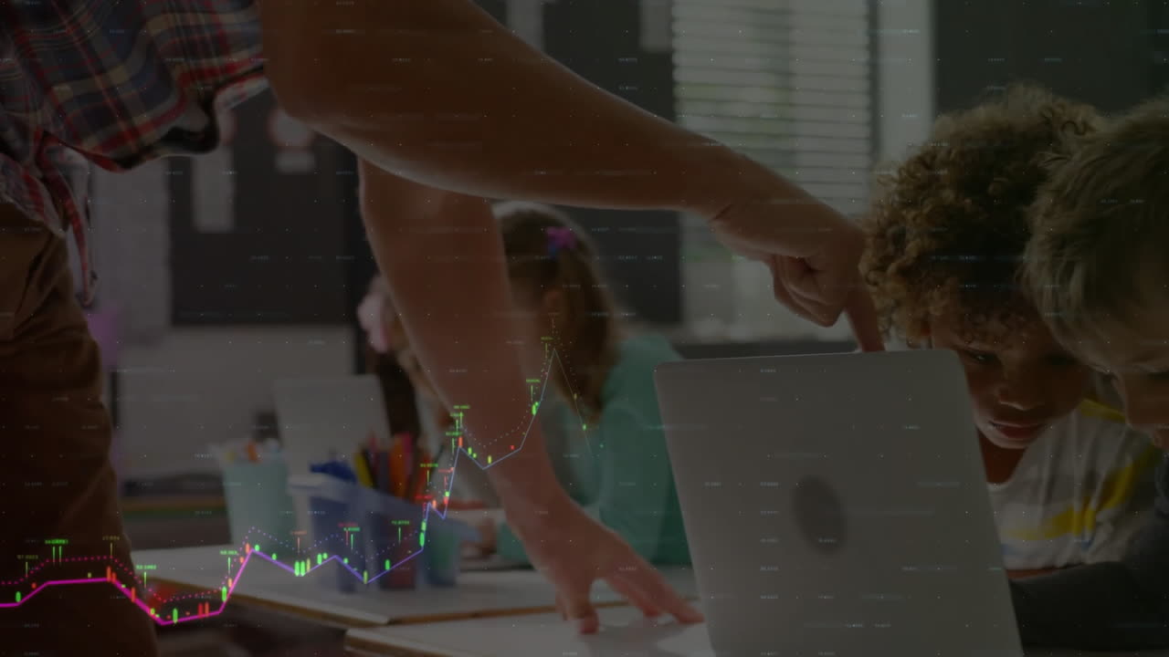 animación del procesamiento de datos sobre diversos maestros masculinos y niños que utilizan computadoras portátiles en clase escolar