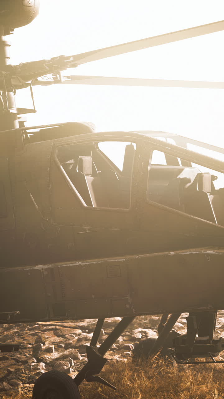 helicóptero militar en el desierto