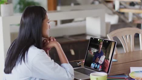 Mujer-Caucásica-Usando-Una-Computadora-Portátil-En-Una-Videollamada-Con-Un-Colega-Que-Trabaja-Desde-Casa