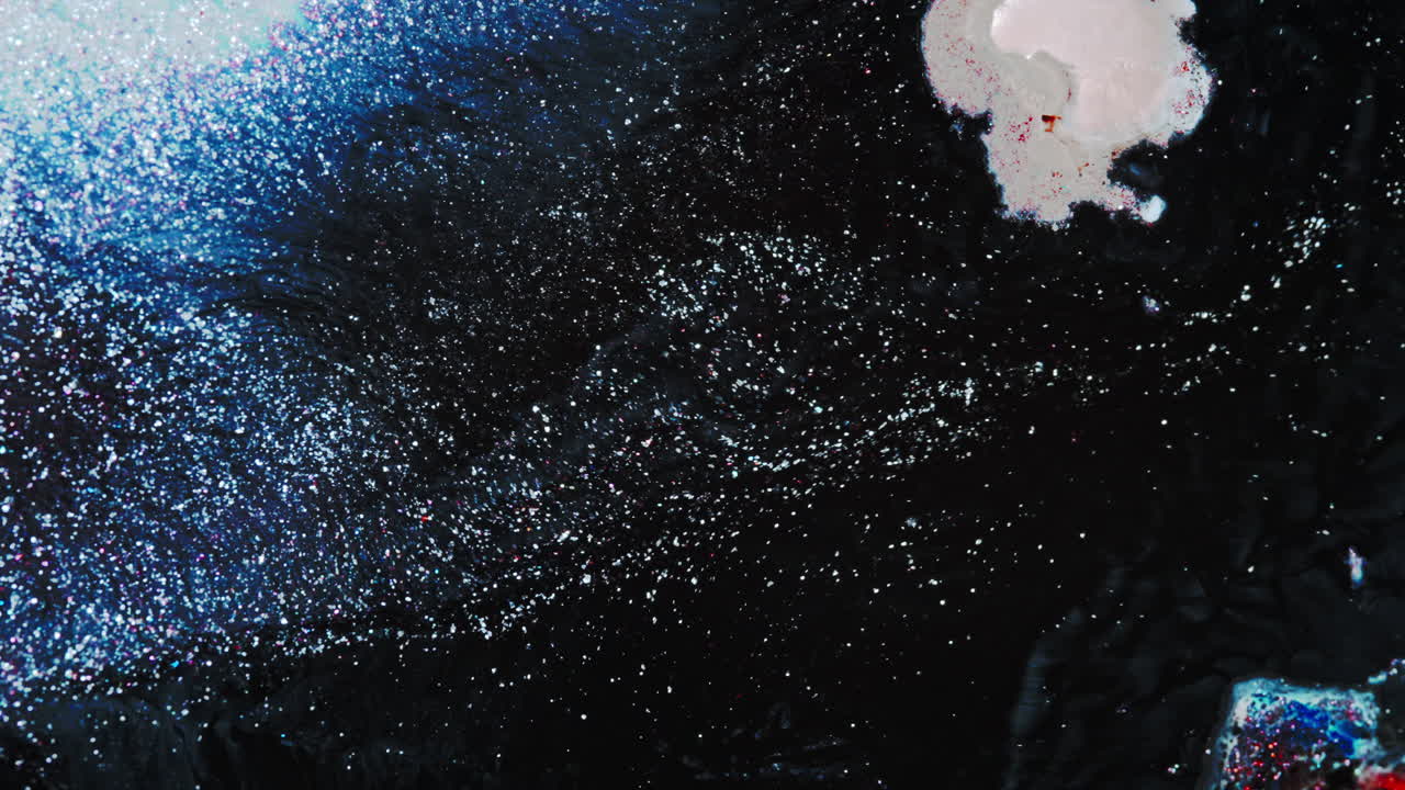 추상적인 다채로운 액체 패턴, 회전하는 움직임, 검은 바탕, 우주적 분위기