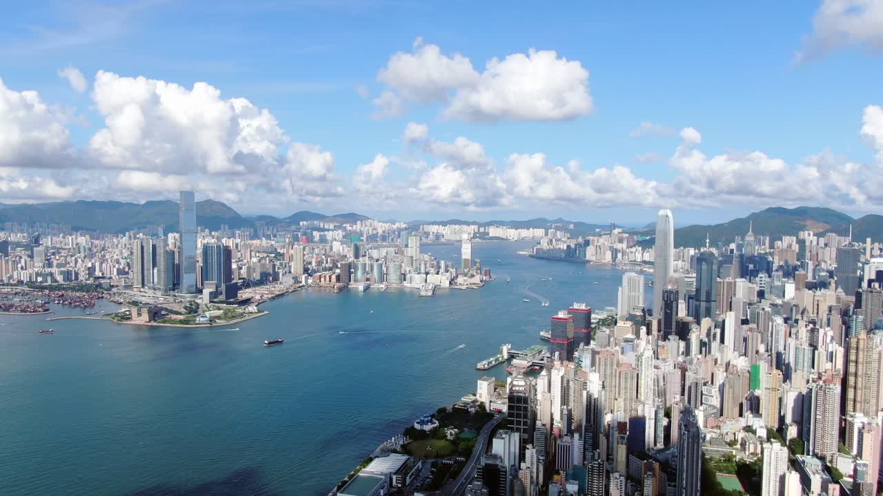 Widok z lotu ptaka na panoramę zatoki Hongkongu w piękny dzień.