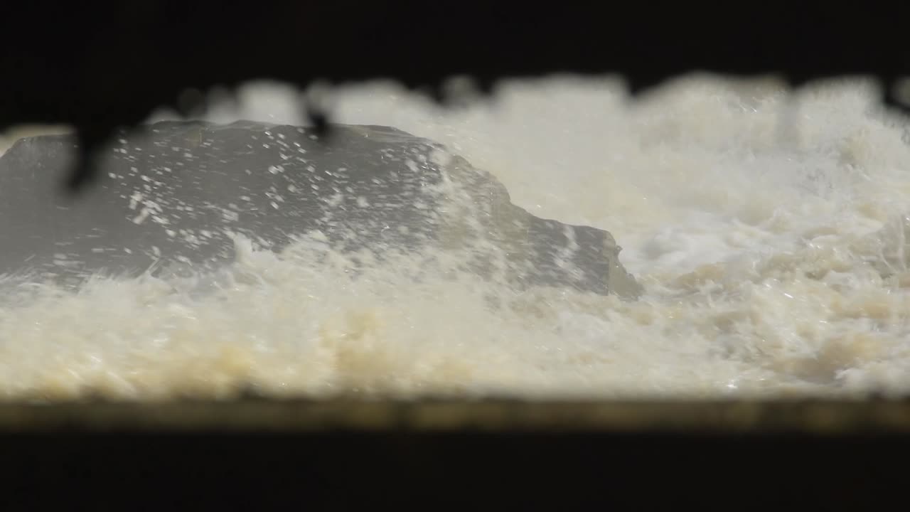 바위에 부서지는 강력한 파도