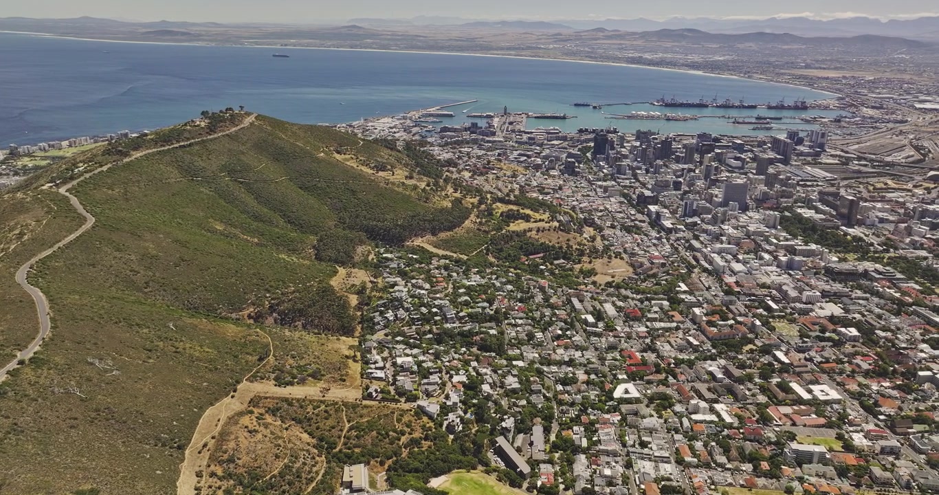 Kapské Město, Jižní Afrika: Letecký přelet v6 ve vysoké výšce nad Signal Hill směrem k Sea Point, Bo-Kaap, centru města, District Six a zálivu – Natočeno dronem Mavic 3 Pro Cine – 1. ledna 2024
