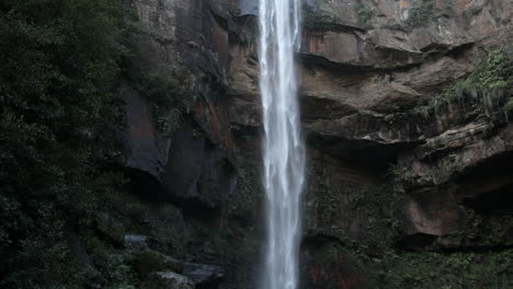 Belmore-Falls-cascading-down-rocky-mountain