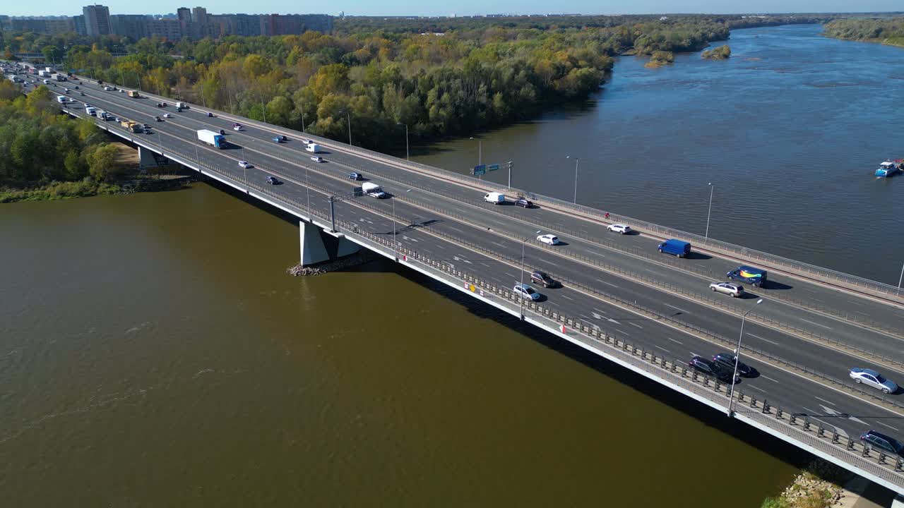 도시 지역의 강을 가로지르는 도로 교량 고속도로의 조감도