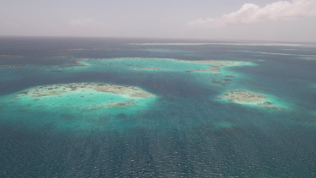 Timelapse della barriera corallina e delle acque blu limpide del Mar dei Caraibi a Los Roques, Venezuela