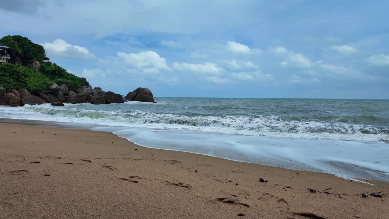 Pantai Koh Samui pasir keemasan Teluk Thailand ombak pasang laut samudra Asia Tenggara Chaweng