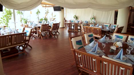 área de comedor de restaurante al aire libre vacía