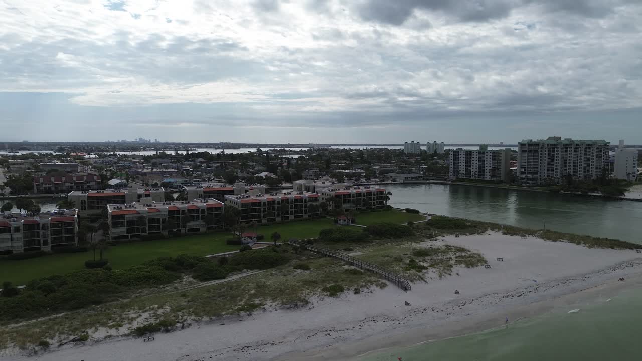 Elevandosi sopra una tranquilla spiaggia di Treasure Island, Florida, in avvicinamento a un'insenatura