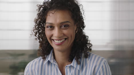 Retrato-De-Una-Hermosa-Mujer-De-Negocios-Hispana-Madura-Sonriendo-Mirando-La-Cámara-Feliz-Disfrutando-De-Una-Carrera-Exitosa-En-El-Fondo-Del-Espacio-De-Trabajo-De-Oficina